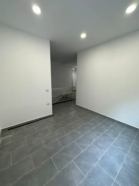 Tirane, jepet me qera ambjent biznesi Kati 1, 151 m² 400 € (Fresku)