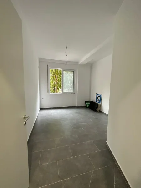 Tirane, jepet me qera ambjent biznesi Kati 1, 151 m² 400 € (Fresku)