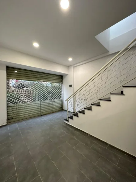 Tirane, jepet me qera ambjent biznesi Kati 1, 151 m² 400 € (Fresku)