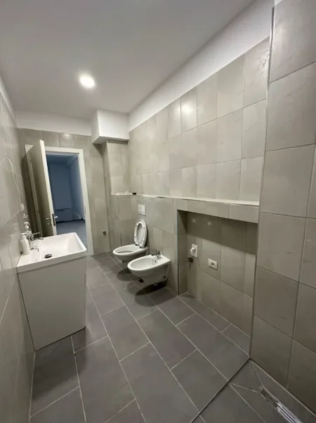 Tirane, jepet me qera ambjent biznesi Kati 1, 151 m² 400 € (Fresku)