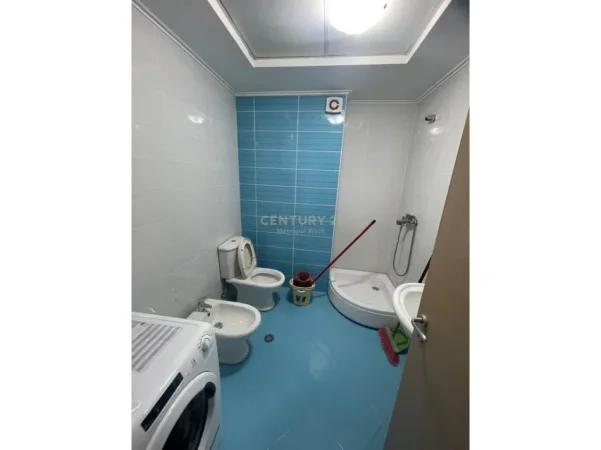 Tirane, jepet me qera apartament 1+1 , 65 m² 500 € (Concord Center)