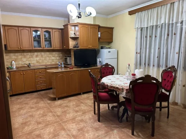 Tirane, shitet dyqan Kati 1, 94 m² 350.000 € (ish-blloku)