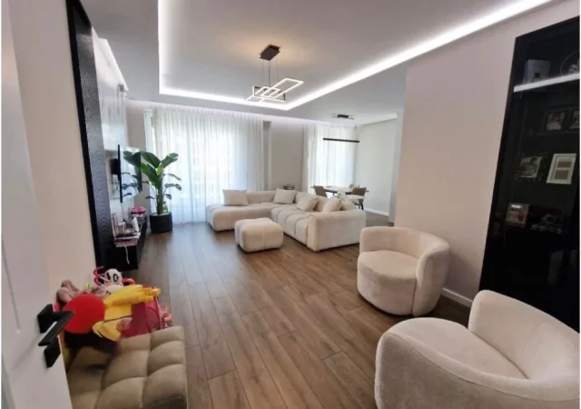 Tirane, jepet me qera apartament 3+1+Ballkon Kati 5, 140 m² 1.100 € (Ish fusha e Aviacionit)