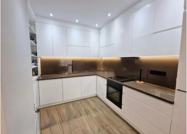 Tirane, jepet me qera apartament 3+1+Ballkon Kati 5, 140 m² 1.100 € (Ish fusha e Aviacionit)