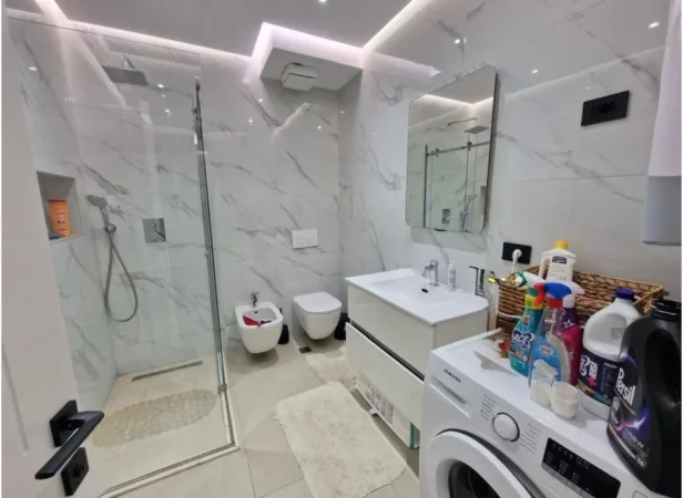 Tirane, jepet me qera apartament 3+1+Ballkon Kati 5, 140 m² 1.100 € (Ish fusha e Aviacionit)