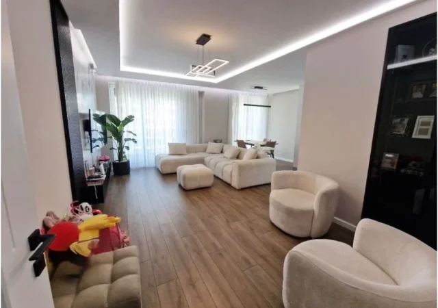 Tirane, jepet me qera apartament 3+1+Ballkon Kati 5, 140 m² 1.200 € (FUSHA AVIACIONIT)