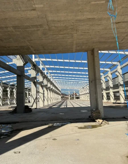 Tirane, jepet me qera magazine Kati 0, 2.200 m² 11.000 € (Prush)