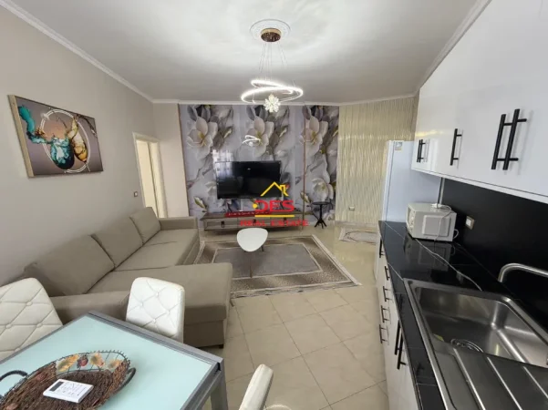 Vlore, jepet me qera apartament 2+1+Ballkon Kati 4, 90 m² 500 € (Rruga Irakli Pylli)