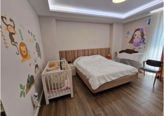 Tirane, jepet me qera apartament 3+1 Kati 5, 140 m² 1.200 € (Fusha e Aviacionit)