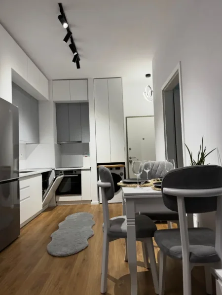 Tirane, jepet me qera apartament 1+1+Ballkon Kati 3, 450 € (Ali Demi)