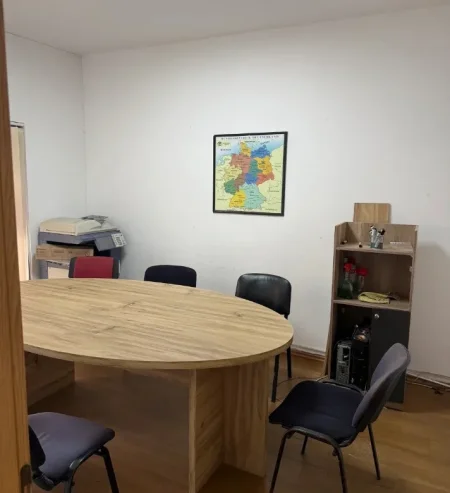 Tirane, jepet me qera ambjent biznesi Kati 2, 70 m² 500 € (Ambasada Amerikane)