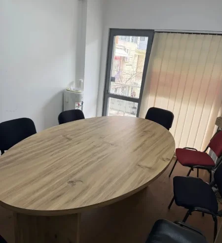 Tirane, jepet me qera ambjent biznesi Kati 2, 70 m² 500 € (Ambasada Amerikane)