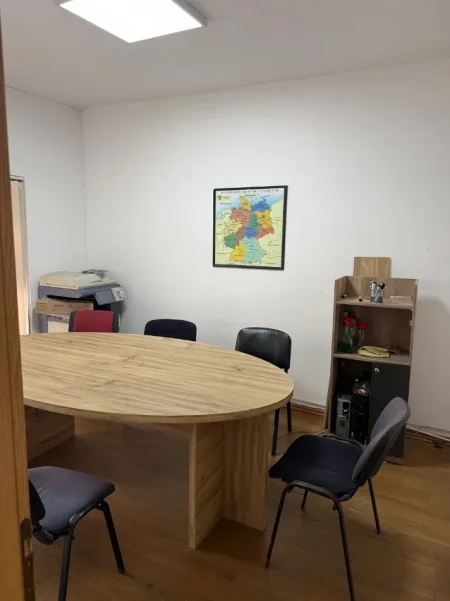 Tirane, jepet me qera ambjent biznesi Kati 2, 70 m² 500 € (Ambasada Amerikane)