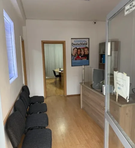 Tirane, jepet me qera ambjent biznesi Kati 2, 70 m² 500 € (Ambasada Amerikane)