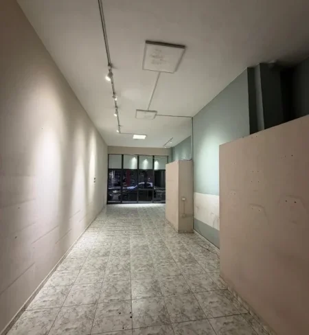 Tirane, jepet me qera ambjent biznesi Kati 0, 85 m² 800 € (Farmacia 10)
