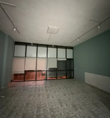 Tirane, jepet me qera ambjent biznesi Kati 0, 85 m² 800 € (Farmacia 10)