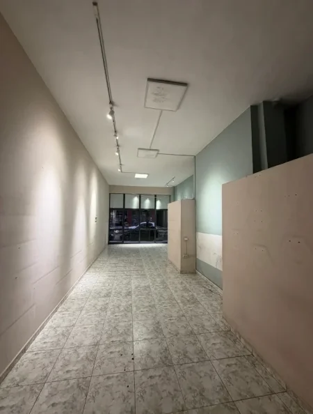Tirane, jepet me qera ambjent biznesi Kati 0, 85 m² 800 € (Farmacia 10)