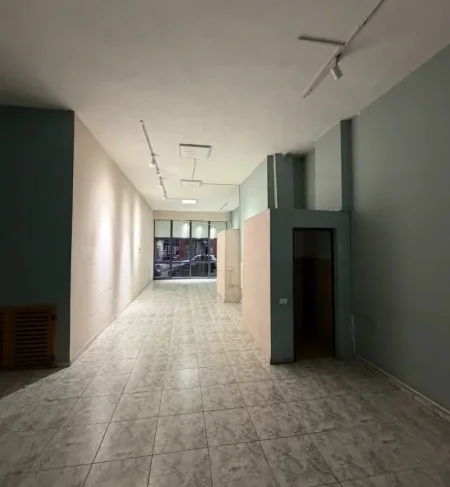 Tirane, jepet me qera ambjent biznesi Kati 0, 85 m² 800 € (Farmacia 10)