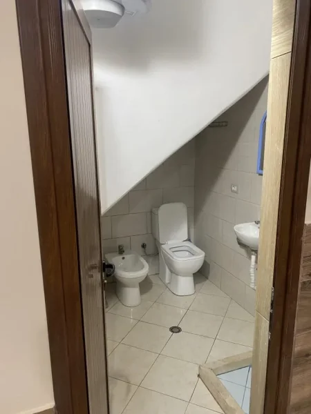 Tirane, jepet me qera 1+1 Kati 1, 65 m² 380 € (rruga e dibres)