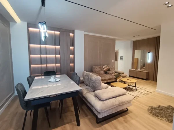 Tirane, jepet me qera apartament 3+1 Kati 8, 120 m² 1.200 € (Rruga e Kavajes , Kisha Katolike)