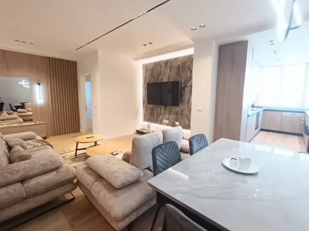 Tirane, jepet me qera apartament 3+1 Kati 8, 120 m² 1.200 € (Rruga e Kavajes , Kisha Katolike)