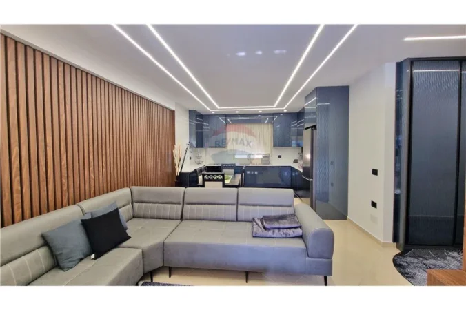 Vlore, jepet me qera apartament 2+1 Kati 4, 110 m² 750 € (Lungomare, Vlorë)