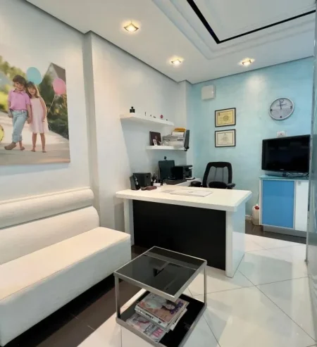 Tirane, jepet me qera ambjent biznesi Kati 1, 60 m² 800 € (Ali Demi)