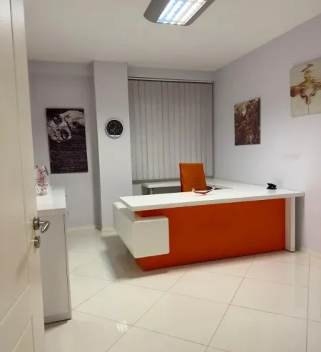 Tirane, jepet me qera ambjent biznesi Kati 1, 60 m² 800 € (Ali Demi)