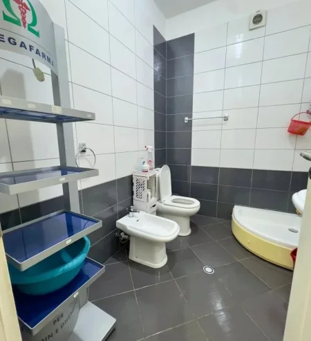 Tirane, jepet me qera ambjent biznesi Kati 1, 60 m² 800 € (Ali Demi)