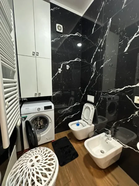 Tirane, jepet me qera apartament 1+1 , 66 m² 850 € (Rruga e Kavajes)