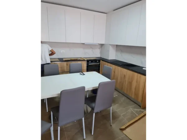 Tirane, jepet me qera apartament 3+1 Kati 6, 129 m² 750 € 