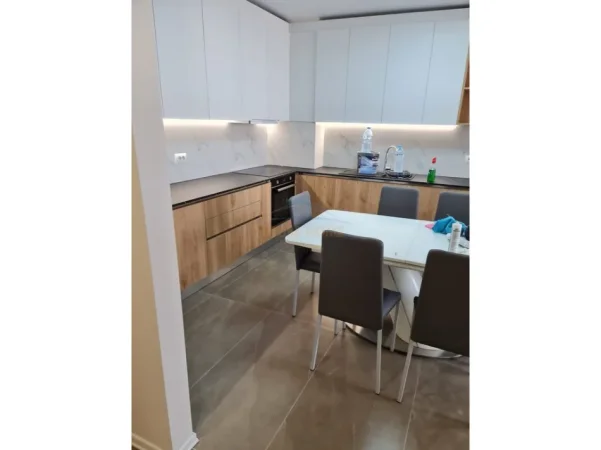 Tirane, jepet me qera apartament 3+1 Kati 6, 129 m² 750 € 