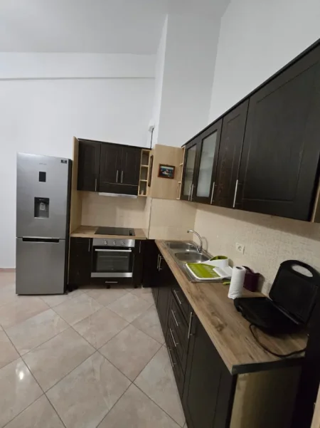 Tirane, jepet me qera apartament 1+1 Kati 5, 61 m² 400 € (Fresku)