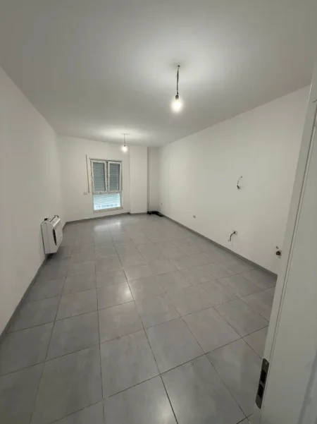 Tirane, jepet me qera zyre Kati 2, 92 m² 730 € (Rruga e Barrikadave)