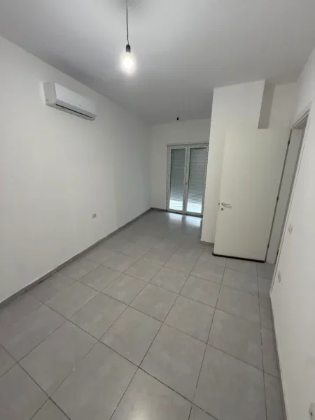 Tirane, jepet me qera zyre Kati 2, 92 m² 730 € (Rruga e Barrikadave)