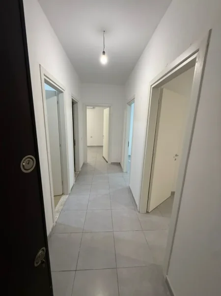 Tirane, jepet me qera zyre Kati 2, 92 m² 730 € (Rruga e Barrikadave)