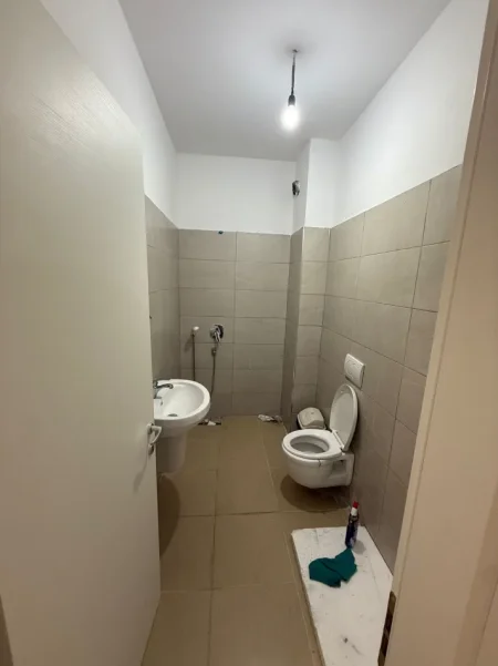 Tirane, jepet me qera zyre Kati 2, 92 m² 730 € (Rruga e Barrikadave)