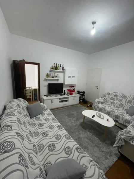 Tirane, jepet me qera apartament 1+1 Kati 2, 360 € (Yzberisht)
