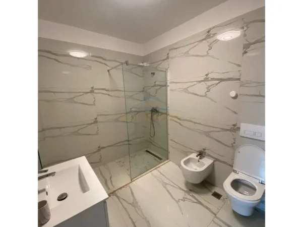 Tirane, jepet me qera apartament 3+1+2+PARKIM , Kati 6, 129 m² 750 € (FUSHA E AVIACIONIT , Turdiu)