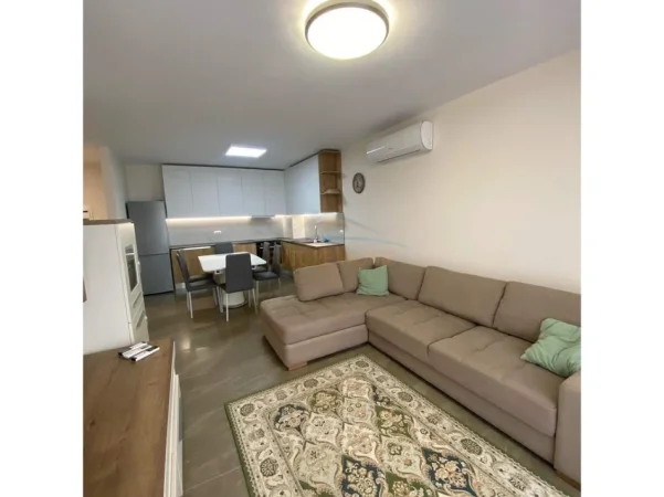 Tirane, jepet me qera apartament 3+1+2+PARKIM , Kati 6, 129 m² 750 € (FUSHA E AVIACIONIT , Turdiu)