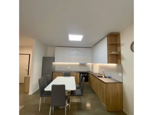 Tirane, jepet me qera apartament 3+1+2+PARKIM , Kati 6, 129 m² 750 € (FUSHA E AVIACIONIT , Turdiu)