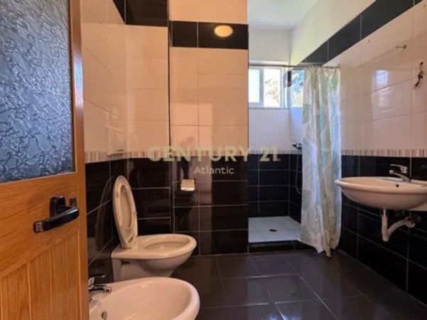 Durres, jepet me qera Vile 2 Katshe , 438 m² 450 € 