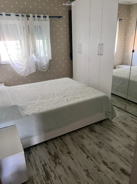 Tirane, jepet me qera apartament 2+1 Kati 8, 100 m² 700 € (Komuna e Parisit, prane German Cimputers)