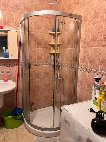 Tirane, jepet me qera apartament 2+1 Kati 8, 100 m² 700 € (Komuna e Parisit, prane German Cimputers)