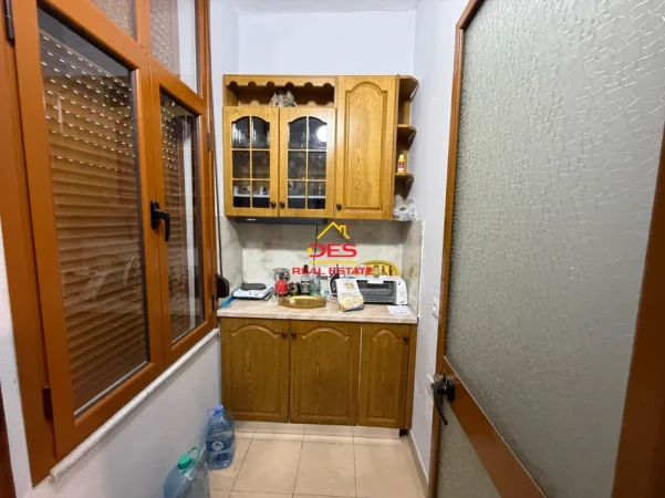 Vlore, jepet me qera apartament 1+1+Ballkon Kati 2, 70 m² 350 € (Rruga Sadik Zotaj)