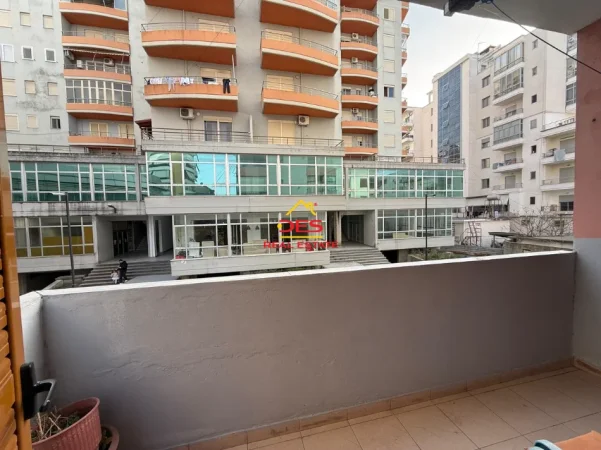 Vlore, jepet me qera apartament 1+1+Ballkon Kati 2, 70 m² 350 € (Rruga Sadik Zotaj)