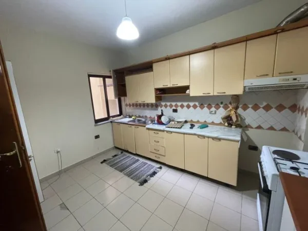 Tirane, jepet me qera apartament 2+1+Aneks+Ballkon Kati 3, 120 m² 750 € (Qender)