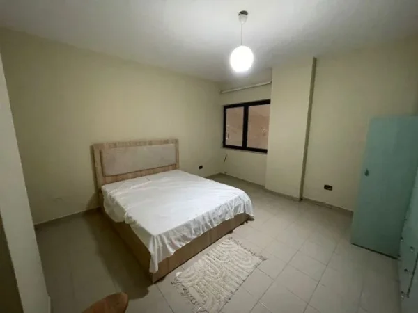 Tirane, jepet me qera apartament 2+1+Aneks+Ballkon Kati 3, 120 m² 750 € (stacioni i trenit)