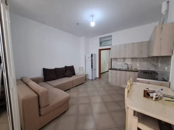 Tirane, shitet dyqan Kati 0, 52 m² 67.000 € (rruga 5 maji)