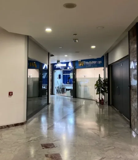 Tirane, jepet me qera zyre Kati 1, 104 m² 2.000 € (QENDER)